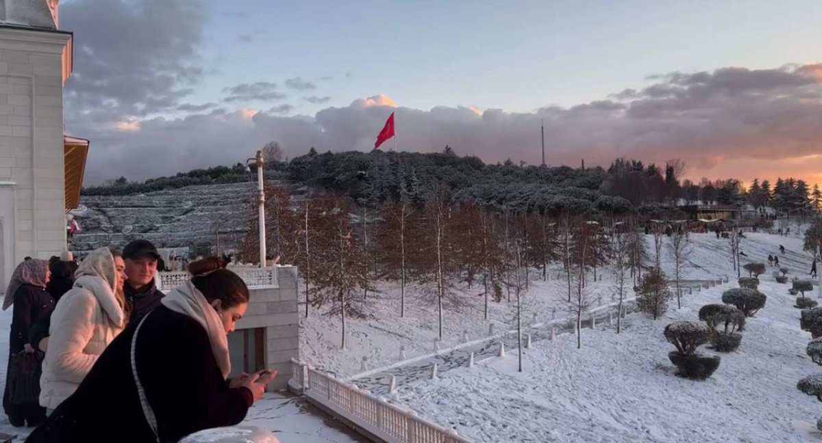 Meteoroloji Günlerdir Uyarmıştı: İstanbul’a Kar Geldi, Yeni Yıl Beyaz Başladı