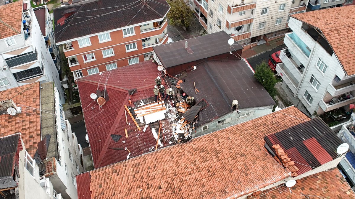 Küçükçekmece’de Fırtına Çatıyı Uçurdu: Can Kaybı Yok