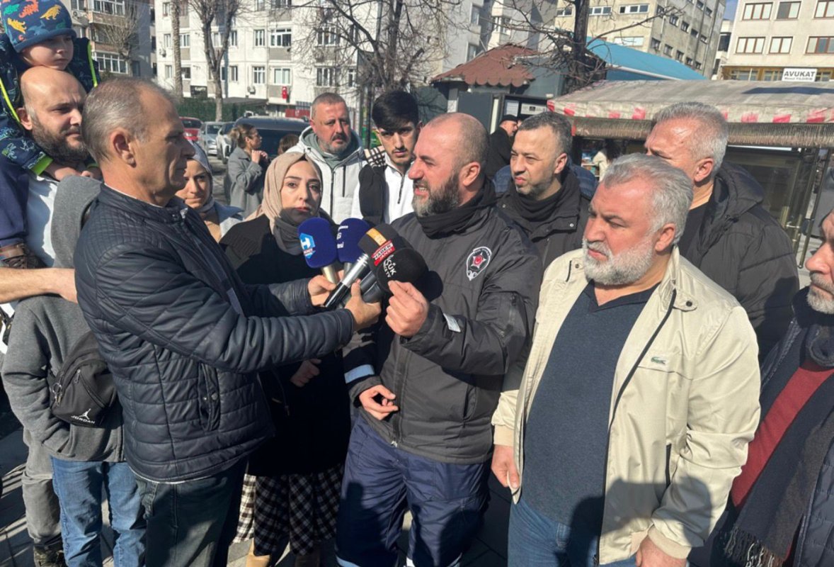 Küçükçekmece’de Pankart Gerginliği: Kurye İsmail Lale’ye Büyük Destek