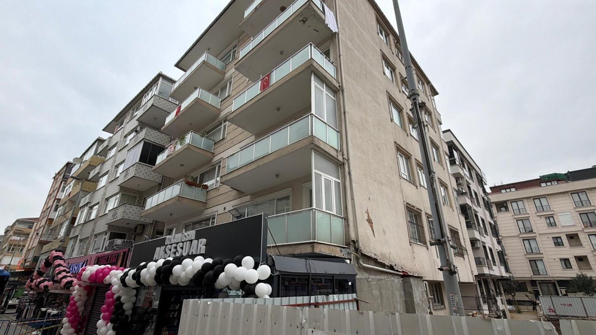 Küçükçekmece’de yana kayan 5 katlı bina tahliye edildi