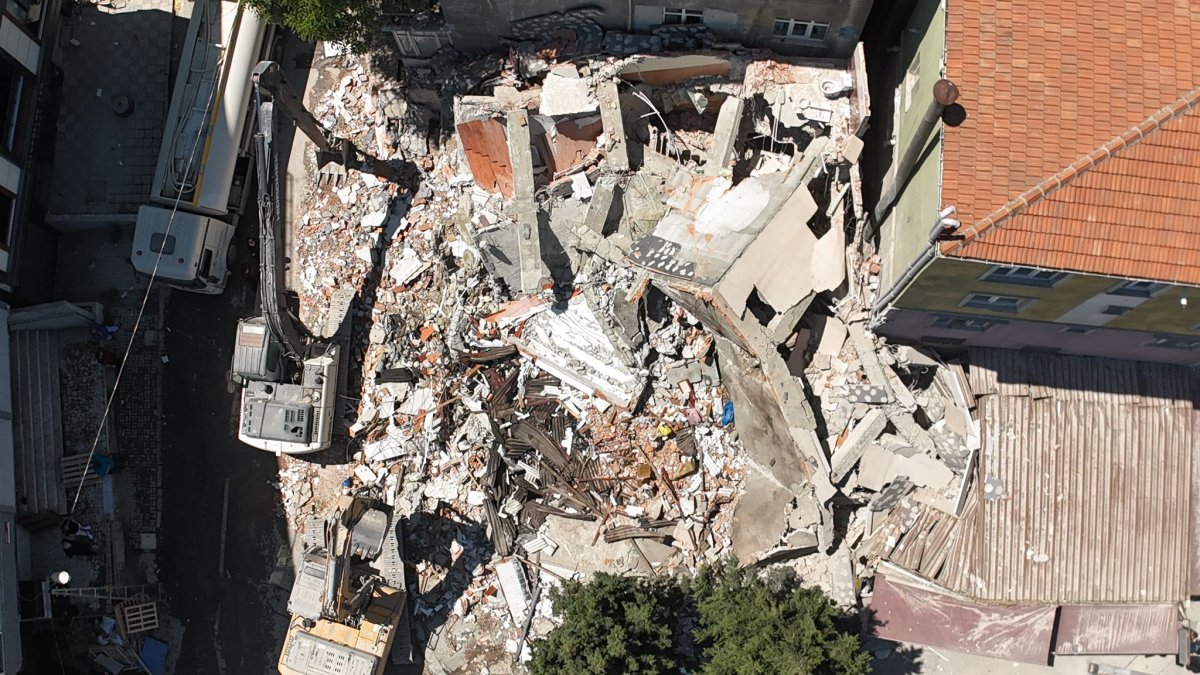 Küçükçekmece’de Kentsel Dönüşüm Yıkımı Faciası: 5 Katlı Bina Börekçi Dükkanının Üzerine Devrildi