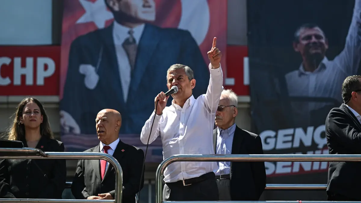 CHP’de Bayram Günü İki Ayrı Program: Özgür Özel’e Destek Veren Vekiller Açıklandı