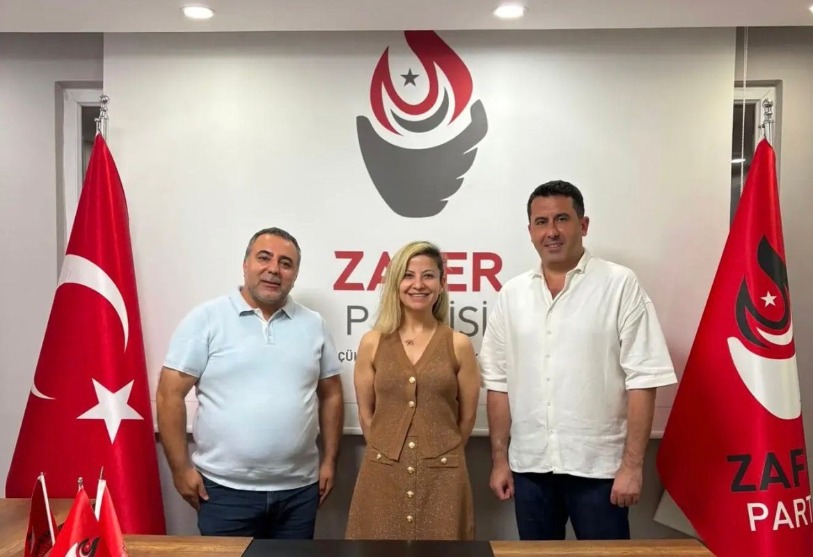 Mustafa Güngör, Zafer Partisi Küçükçekmece İlçe Başkanlığı görevini Dilek Kendirli’ye devretti