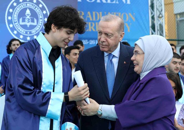 Cumhurbaşkanı Erdoğan, Torunu Ömer Tayyip Erdoğan'ın Mezuniyet Sevincine Ortak Oldu