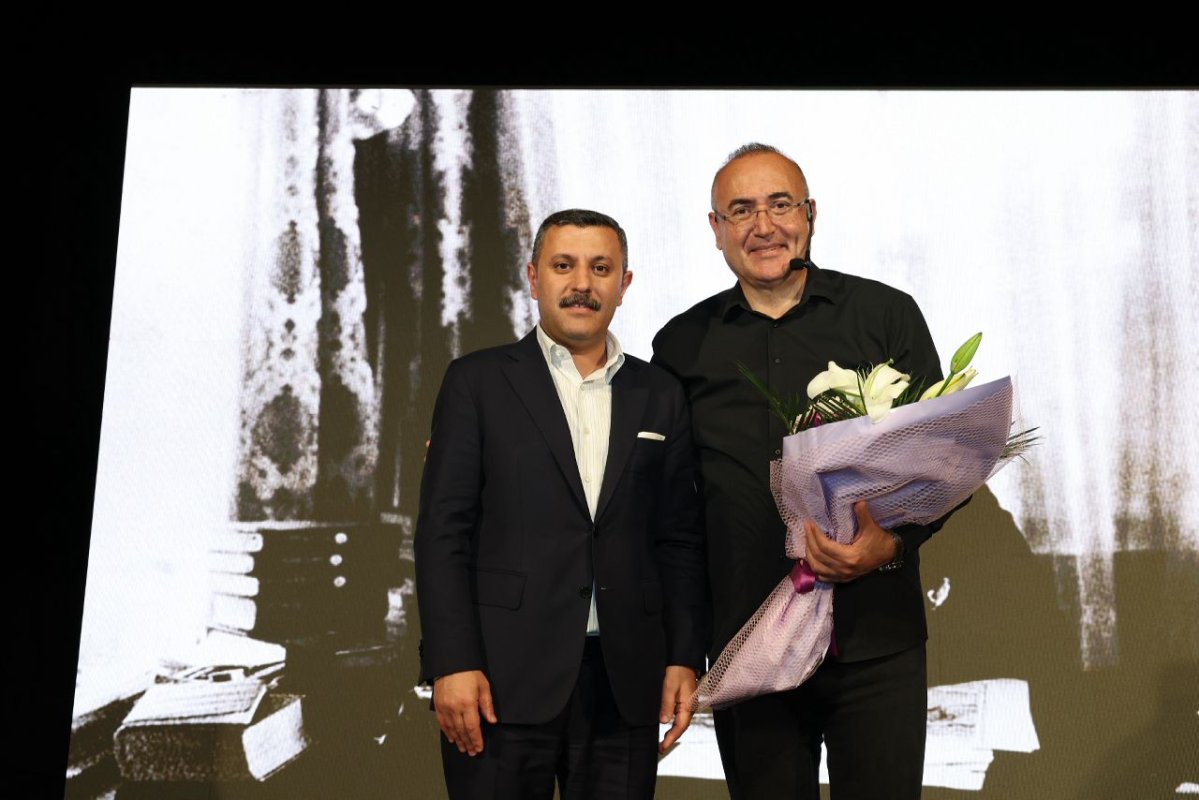 Sunay Akın Sefaköy’de Cumhuriyet Yolculuğunu Anlattı