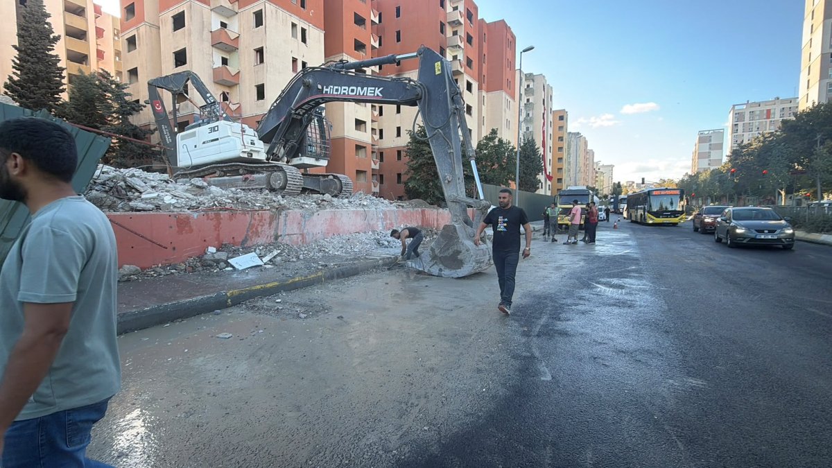 KÜÇÜKÇEKMECE’DE KENTSEL DÖNÜŞÜM YIKIMINDA KORKUTAN ANLAR
