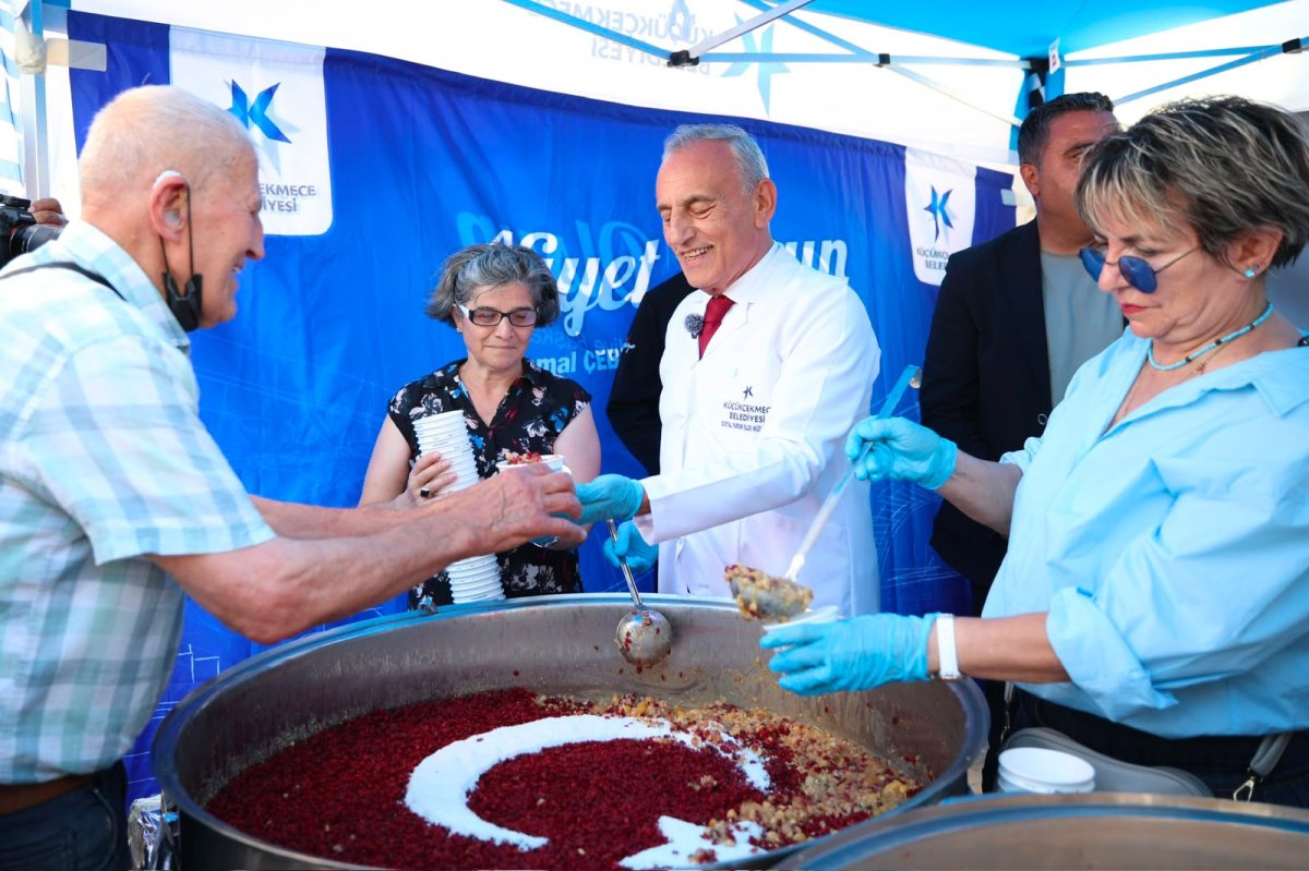 Küçükçekmece Belediyesi'nden Muharrem Ayında 20 Bin Kişilik Aşure İkramı