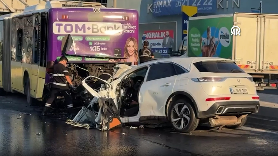 Küçükçekmece'de Feci Kaza: İETT Otobüsüne Çarpan Otomobilde 3 Can Kaybı