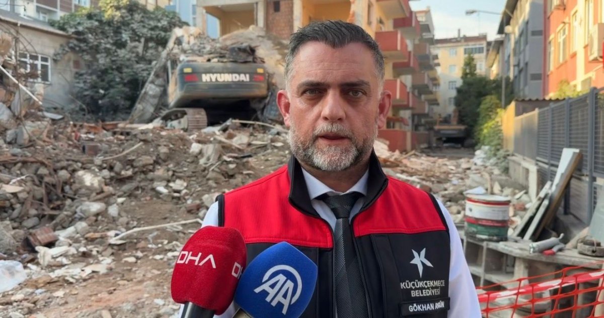 Küçükçekmece’de Kentsel Dönüşüm Yıkımında Korkutan Anlar: Bina Ekskavatörün Üzerine Devrildi