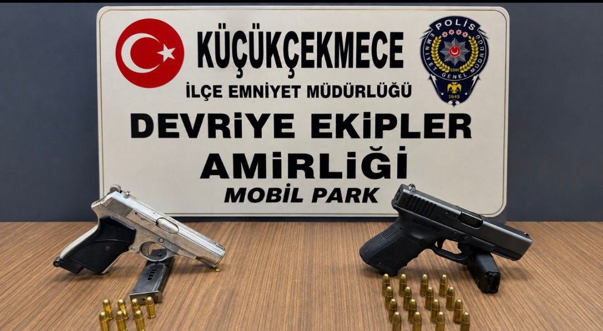 Küçükçekmece'de Şüpheli Araçta Ruhsatsız Silah ve Çakar Ele Geçirildi