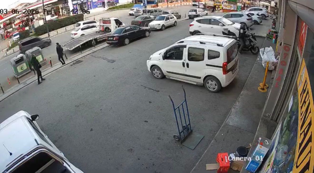 Küçükçekmece Sefaköy’de Üzücü Kaza: Otomobil Yayalara Çarptı, 1’i Ağır 2 Yaralı