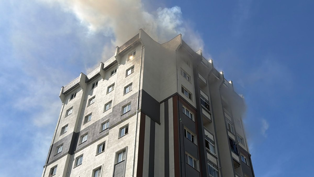 Küçükçekmece Atakent’te Site Sakinlerini Korkutan Çatı Yangını: Çok Sayıda Kişi Tahliye Edildi