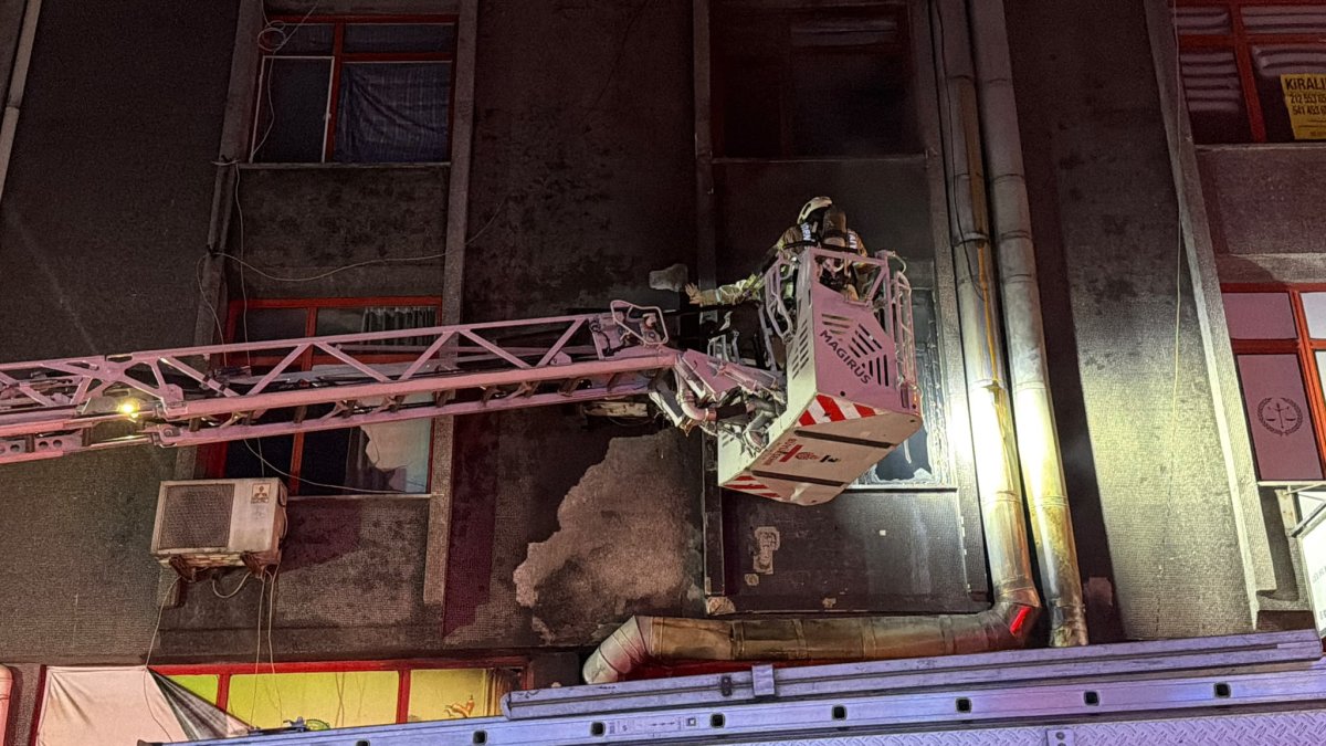 Küçükçekmece'de Korkutan Yangın! 5 Katlı İş Merkezindeki Restoran Alevlere Teslim Oldu