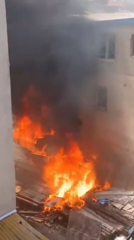 Küçükçekmece'de Korkutan Yangın! Alevler Kamyoneti Küle Çevirdi
